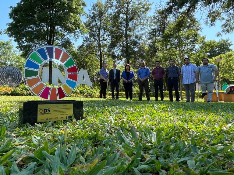 Expertos premiados por ODS Paraguay por biorremediación visitaron a la rectora de la UNA