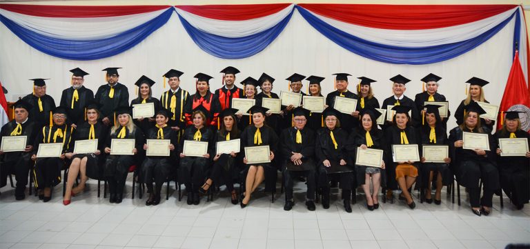 Docentes jubilados de FACEN-UNA recibieron títulos honoríficos de la universidad