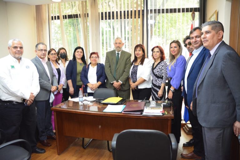 Comitiva de la UNA visitó al senador Miguel Fulgencio Rodríguez