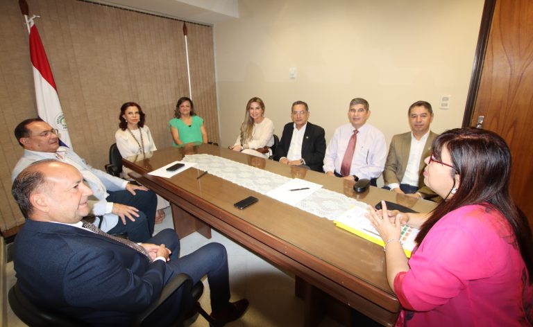 Rectora se reunió con legisladores en el Congreso Nacional