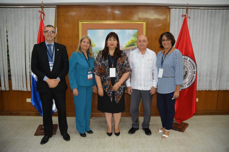 Delegación de Cuba y la UNA exploran colaboraciones académicas durante encuentro internacional