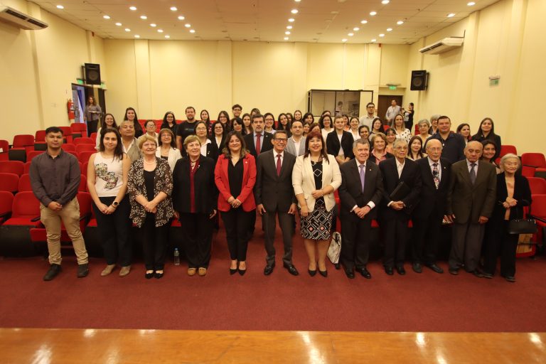 Conferencia farmacéutica en la FCQ-UNA aborda relaciones entre salud y tecnología