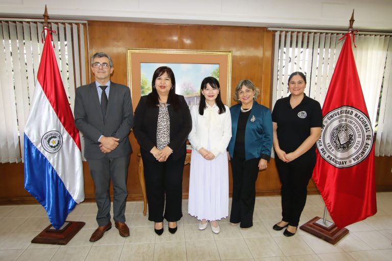 Académica japonesa se reunió con autoridades de la UNA