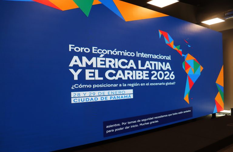 La UNA participa en foro económico internacional sobre el futuro de la región