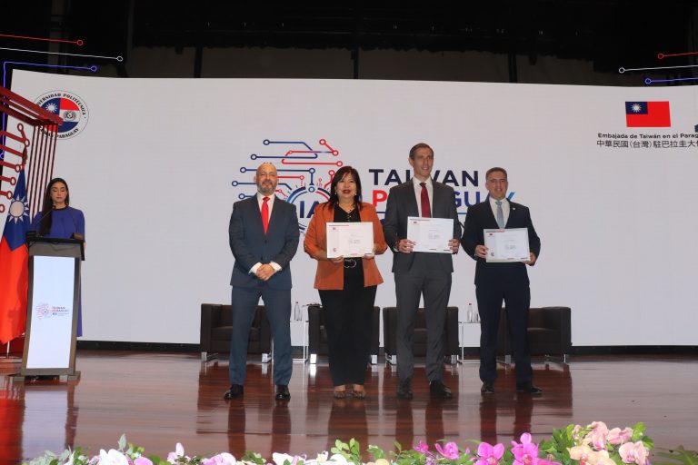 UNA fortalece compromiso con la innovación y la inteligencia artificial en foro tecnológico Taiwán-Paraguay